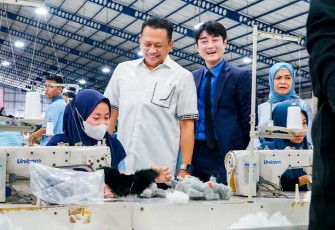 Bamsoet saat berkunjung hari ke-13 di Dapil-7 Jawa Tengah ke pabrik boneka mainan PT Jhon Toys Indonesia di Purbalingga Jawa Tengah, Selasa (30/1/24).