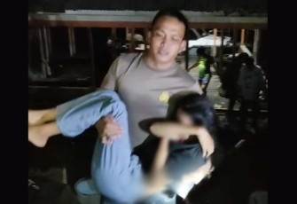 aksi heroik Bripka William Gastelly, Kanit Dalmas Sat Samapta Polres Sekadau saat menyelamatkan korban.