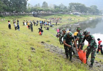 Sinergitas TNI Polri dan Semua Elemen Jaga Kebersihan Lingkungan