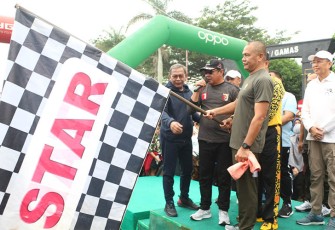 Danrem 041/Gamas Brigjen TNI Rachmad Zulkarnaen saat mengangkat bendera star Jalan Sehat 