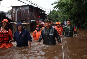 Dandim 0504/Jakarta Selatan Evakuasi Warga