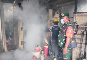  Babinsa dari Koramil 1710-02/Timika untuk selalu berupaya membantu warga binaannya agar tidak terjangkit malaria dengan rutin memberikan himbauan kepada warga untuk selalu mematuhi pola hidup sehat maupun dengan melaksanakan pendampingan petugas kesehatan dalam kegiatan penyemprotan cairan Pestisida ke rumah warga, Minggu (14/01/2024)