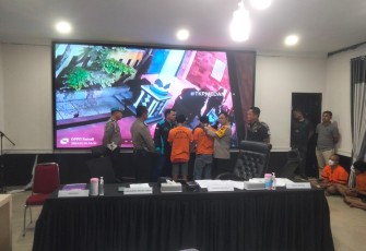 Kapolrestabes Medan, Kombes Pol Teddy Marbun didampingi Kapolsek Medan Timur, Kompol Bris Napitupulu, Kanit Pidum, AKP Maratua Manik, SH, MH serta Kasi Humas, Iptu Nizar Nasution saat konferensi pers pada Selasa (16/1/2024) di Mapolrestabes Medan
