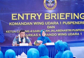 Prajurit Wing Udara 1 Puspenerbal Tanjungpinang menyambut Komandan barunya dengan gembira, dilanjutkan dengan Entry Briefing dari Kolonel Laut (P) Gugus Wahyu Setyo Utomo dan Ketua Cabang 4 Pengurus Gabungan Jalasenastri Puspenerbal yang digelar di Gazebo Wing Udara 1 Tanjungpinang, Kamis (29/2/2024)