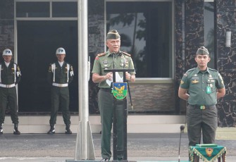 omandan Korem 041/Gamas Brigjen TNI Rachmad Zulkarnaen saat memimpin upacara bendera 17-an diawal tahun 2024