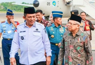 Wakil Presiden RI Maruf Amin bersama Ibu Wury Estu Handayani Maruf Amin tiba di Bandara Raja Haji Fisabilillah, Tanjungpinang, Kepulauan Riau pada Kamis (14/3) sore. Wapres Maruf Amin beserta rombongan mendarat di Tanjungpinang sekitar pukul 16.29 WIB menggunakan pesawat Boeing 737-400 milik TNI AU