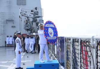 Kepala Staf Koarmada III Laksamana Pertama TNI Singgih Sugiarto, S.T., M.Si., yang mewakili Panglima Komando Armada III (Pangkoarmada III) Laksamana Muda TNI Hersan, S.H., M.Si., M.Tr.Opsla, memimpin upacara tabur bunga dalam rangka memperingati Hari Dharma Samudera Tahun 2024, yang dilaksanakan di Geladak Helikopter KRI dr. Wahidin Sudirohusodo-991 yang sedang layar di sekitar perairan Dermaga Lantamal XIV Sorong Papua Barat Daya