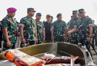 Panglima Kostrad (Pangkostrad) Letnan Jenderal TNI Muhammad Saleh Mustafa  menghadiri Apel Gelar Pasukan Pengamanan Pemilu Tahun 2024 di lapangan Taxy Way Echo Halim Perdanakusuma, Jakarta Timur, Kamis (1/2/2024)