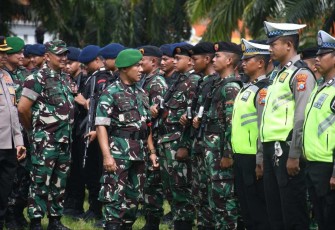 Ribuan personel TNI-Polri disiapkan untuk mengamankan kunjungan kerja Presiden Joko Widodo di Kabupaten Madiun. Dalam agendanya besok (8/3), Presiden Joko Widodo akan meresmikan Inpres Jalan Daerah (IJD) di Dungus
