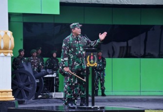 Danrem 132/Tdl, Brigjen TNI Dody Triwinarto, S.I.P., M.Han, saat memimpin upacara bendera awal bulan, Senin kemarin (5/2/2024) di Makorem 132/Tdl, Kota Palu, Sulawesi Tengah. 