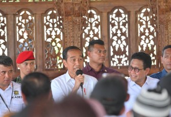 Presiden Jokowi didampingi Menteri Desa Pembangunan Daerah Tertinggal dan Transmigrasi (Mendes PDTT) Abdul Halim Iskandar saat meninjau Desa Wisata Pagak, Kecamatan Purwareja Klampok, Kabupaten Banjarnegara, Jawa Tengah.