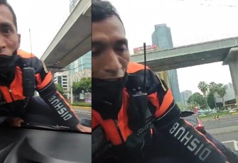 Petugas Dishub saat Nemplok Terbawa di Kap Mobil 