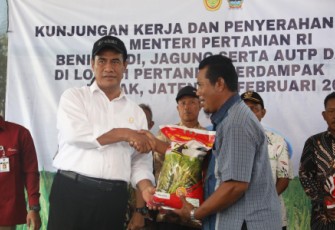 Kementan Andi Arman Sulaiman memberikan bantuan kepada petani terdampak banjir di Kabupaten Demak