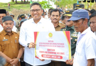 Wamentan Sudaryono memberikan bantuan pompanisasi 