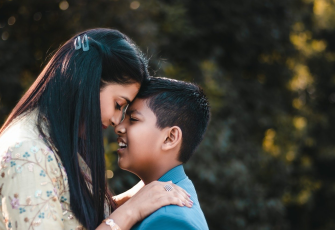 Foto ilustrasi ibu dan anak laki-laki (Foto: Picturism Pixabay)