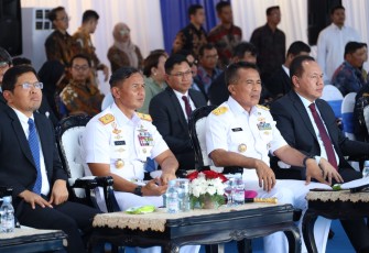  Komandan Pangkalan Utama TNI AL (Danlantamal) V Brigjen TNI Marinir Joni Sulistiawan, S. H., M. Han., menghadiri acara peletakan lunas (Keel Laying) Kapal Landing Dock Philippines di Grand Assembly Outdoor Merchant Ship Division PT. PAL Indonesia, yang nantinya akan beroperasi memperkuat peratahanan di jajaran Angkatan Laut Filipina, Senin (22/01/2024)