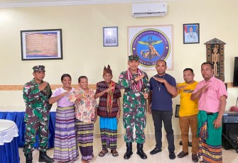 Danlanudal Kupang saat Terima Kedatangan Warga Suku Amarasi