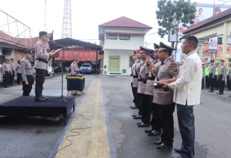 Kapolres Tapsel, AKBP Yasir Ahmadi, memimpin Upacara Sertijab dua Kapolsek dan tiga Kasat