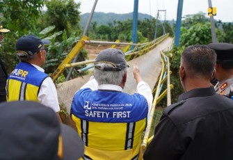 Menteri Pekerjaan Umum dan Perumahan Rakyat (PUPR) Basuki Hadimuljono didampingi Gubernur Sumatera Barat Mahyeldi Ansharullah dan Bupati Pesisir Selatan Rusma Yul Anwar meninjau penanganan pascabencana banjir di Kabupaten Pesisir Selatan, Provinsi Sumatera Barat, Senin (11/3/2024)