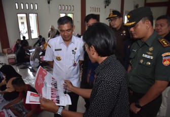  Penjabat (Pj) Bupati Karanganyar Timotius Suryadi bersama jajaran Forkopimda memantau kondisi logistik Pemilu 2024 di Gudang Logistik Pemilu, Gedung Serbaguna Putrani Gaum, Tasikmadu, Rabu (10/01/2024)