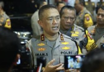 Kapolda Jawa Timur Irjen Pol Drs. Imam Sugianto, M.Si saat memantau malam pergantian tahun baru 2024 di pusat Kota Surabaya.