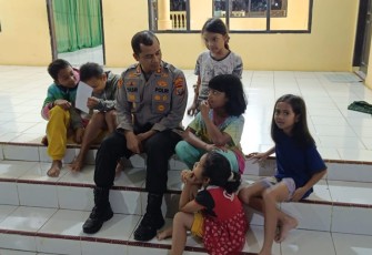 Sosok Kapolres Tapsel, AKBP Yasir Ahmadi, yang sempatkan diri bercerita dan bercengkrama dengan anak-anak selepas salat Magrib.