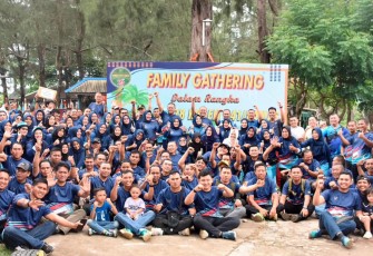 Korem 041/Gamas menggelar acara pertemuan keluarga besar (Family Gathering) dalam rangka Peringatan HUT Ke-78 Korem 041/Gamas bertempat di Pantai Cemara Kec. Sungai Serut Kota Bengkulu Minggu (25-02-2024)