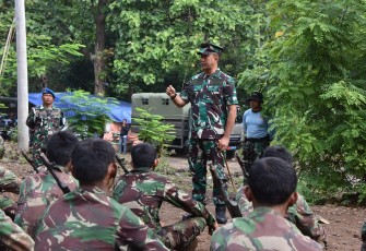 Komandan Kodiklatal (Dankodiklatal) Letjen TNI Marinir Nur Alamsyah memberikan pengarahan kepada para Instruktur dan Siswa Pendidikan Komando Pasukan Katak (Dikkopaska) Angkatan 47, yang saat ini mengikuti pendidikan komando Frogman TNI AL, bertempat di Hutan Selogiri, Banyuwangi, Jawa Timur, Kamis (18/01/2024)