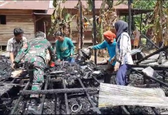 Babinsa Rantau Keminting saat Bantu Padamkan Kebakaran Rumah Warga
