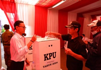 Pelaksanaan simulasi Pilkada di TPS 01 Kelurahan/Kecamatan Cilodong, Selasa (19/11/24)