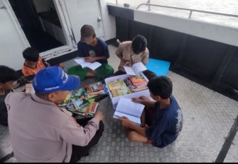 Anak-anak saat belajar membaca diatas Kapal Patroli