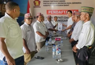 Charles Angliwarman saat menyerah berkas ke Ketua DPC Partai Gerindra