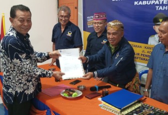 Wakil Bupati Manggarai Herybertus Ngabut, SH mendaftar Partai Nasdem untuk menjadi kandidat Bacabub pada Pilkada Manggarai yang mendatang, Rabu (1/5/2024)