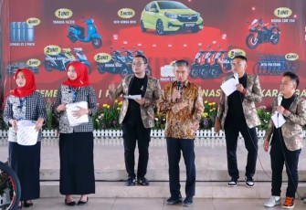 Pj Bupati Karanganyar Timotius Suryadi saat menghadiri acara Undian Tahap 2 Bank Daerah Karanganyar (BDK) Dahsyat 2024 digelar di Pendopo Raden Mas Said Rumah Dinas Bupati Karanganyar, Sabtu (28/12/2024).