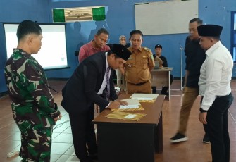 Babinsa Koramil 0906-02/Loa Kulu Kodim 0906/Kutai Kartanegara (Kkr) Pelda Heri mewakili Danramil hadiri pelantikan pengawas tempat pemungutan suara (PTPS) se-kecamatan loa kulu bertempat digedung BPU Desa Rempanga kecamatan Loa Kulu, Selasa (23/1/2024)