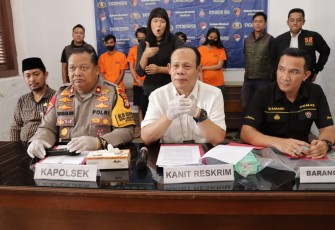 Kapolsek Palmerah Polres Metro Jakarta Barat, Kompol SUGIRAN, S. Pd, MM, didampingi Kasi Humas, Akp DIAMAN SARAGIH, dan Kanit Reskrim, AKP RONI, S.Ag, SH., saat konferensi pers.
