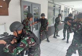 Siswa Pendidikan Pertama Tamtama (Dikmata) TNI Angkatan Laut (TNI AL) Angkatan 43 Gelombang 1 Pusdiklek Kodiklatal melaksanakan latihan Tim Visit Board Search and Seizure (VBSS) dengan dua orang Instruktur dari Sekolah Komando Pasukan Katak (Sekopaska) Pusdiksus Kodiklatal, bertempat di Pusdiklek Kodiklatal, Bumimoro Surabaya, Selasa (23/01/2024)