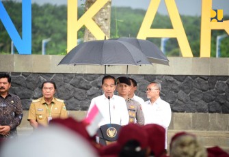 Presiden RI Jokowi didampingi Menteri Pekerjaan Umum dan Perumahan Rakyat (PUPR) Basuki Hadimuljono meresmikan Bendungan Karian yang merupakan salah satu Proyek Strategis Nasional (PSN), Senin (8/1/2024)