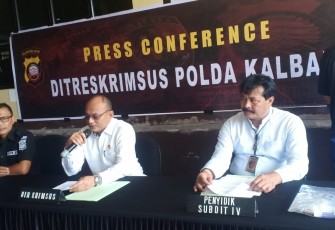 Dirkrimsus Polda Kalbar Kombes Pol Sardo Pardamean Sibarani saat gelar konferensi pers