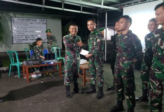 Dandim 0408/BS Letkol Inf Aswin Suladi saat  Malam Pergantian Tahun Baru bersama Forkopimda di Balai Sekundang Kabupaten dan Prajurit Kodim 0408/BS bertempat di Lapangan Apel Makodim Jln. Veteran Padang Kapuk Kec. Manna Kab. Bengkulu Selatan, Minggu (31/12/2023). 