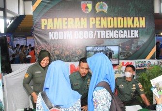 Kodim 0806/Trenggalek turut berpartisipasi dalam pameran pendidikan tinggi dan pendidikan profesi yang diselenggarakan di GOR Gajah Putih Trenggalek, Rabu (10/1/2024)