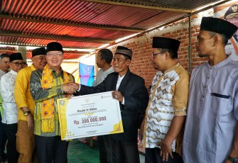 Gubernur Rohidin yang dalam kesempatan itu juga menyerahkan Bantuan Hibah kepada 13 Masjid di Kabupaten Kepahiang