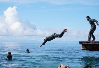 Komandan Lanudal Biak Letkol Laut (P) Anang Adhi Purwonugroho dan Komandan Wing Udara 3 Letkol Laut (P) Ahmad Novam Hajaruman resmi membuka masa orientasi pengenalan lingkungan bagi 25 prajurit yang mutasi tetap jajaran Penerbangan TNI Angkatan Laut wilayah Biak pada Minggu (25/2/2024)
