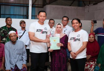 Menteri AHY saat Serahkan Sertipikat Hasil PTSL Langsung ke Rumah Warga di Kota Samarinda, Rabu (28/02/2024)