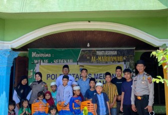 Kapolrestabes Medan Kombes Pol Teddy John Sahala SH MHum gulirkan bantuan nasi bungkus kepada Pengurus Panti Asuhan Al Marhamah di Jalan Garuda, No 2, Sei Sikambing Medan, Jumat (26/1/2024)