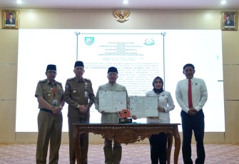  Gubernur Rohidin Mersyah melakukan Penandatanganan Perjanjian Kerja Sama Antara Pemprov Bengkulu dengan Kejaksaan Tinggi Bengkulu Tentang Penanganan Hukum Bidang Perdata dan Tata Usaha Negara di Balai Raya Semarak Bengkulu, Senin (22/01/2024)
