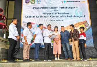 Menhub Budi Karya Sumadi bersama civitas akademika sekolah BPSDM Perhubungan
