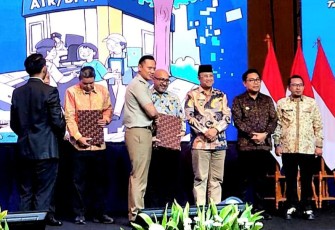 Penerimaan Penghargaan Diwakili Asisten Perekonomian dan Pembangunan Setdaprov Kepri, Luki Zaiman Prawira di Hotel Shangri-La, Jakarta, Kamis (07/03)