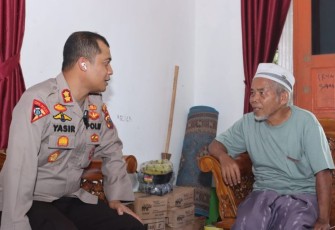 Kapolres Tapsel, AKBP Yasir Ahmadi minta petuah dan doa ke pemilik Ponpes Baburrahman, H Abdul Rahman Tanjung