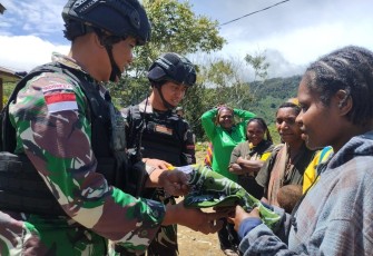 Satgas Yonif 310/KK Bagikan Pakaian Untuk Warga Pedalaman Papua